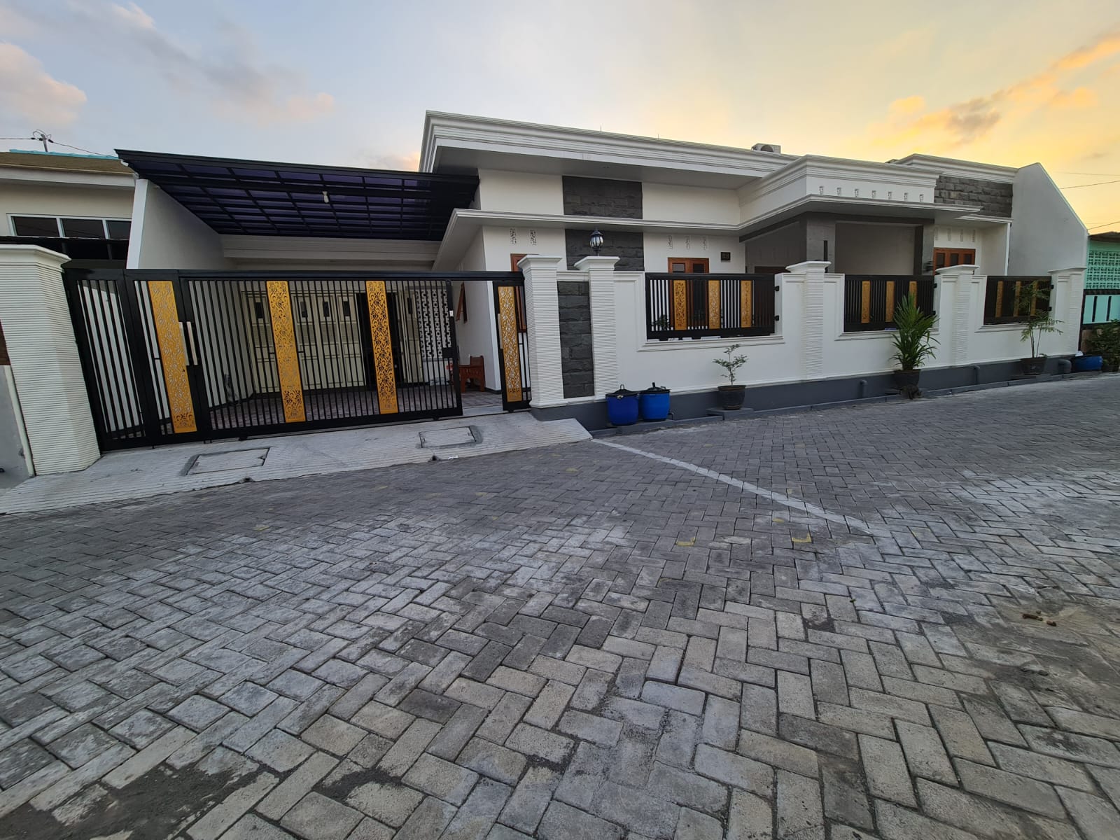 DIJUAL CEPAT !!
Rumah Second Bagus Full Furnished, Siap Huni, Bebas Banjir. Cocok untuk Rumah Tinggal.
